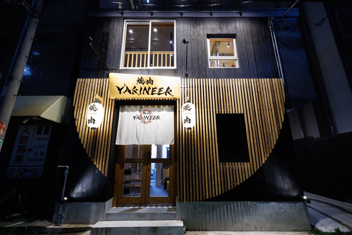 焼肉 YAKINEEK 大国町店 夜の外観